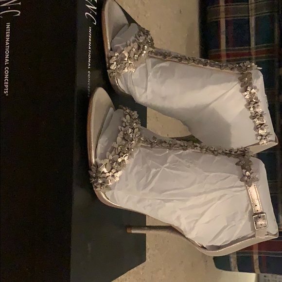 NEVER WORN BEFORE - Picture 1 of 6